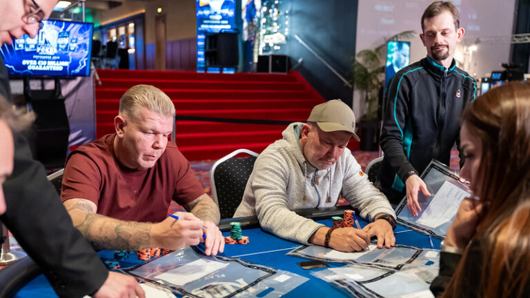 OLA Main event DAY1 B Chip leading